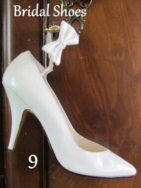 WHITE BRIDAL HEELS w ANKLE BOWS, 9, LEATHER, 4" HEELS, QC CLOSED TOE, WEDDING